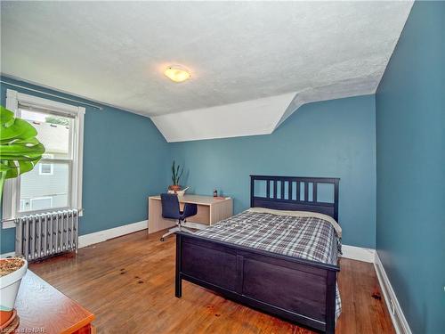 11 Bessey Street, St. Catharines, ON - Indoor Photo Showing Bedroom