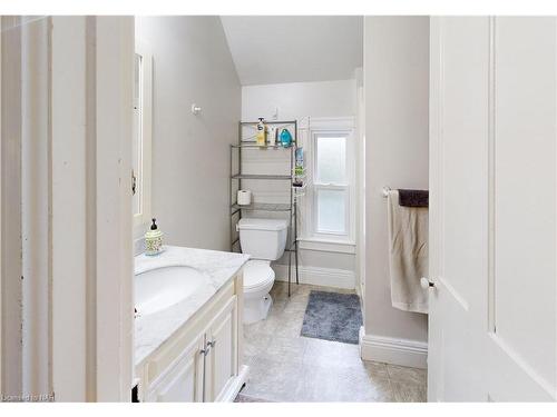 11 Bessey Street, St. Catharines, ON - Indoor Photo Showing Bathroom