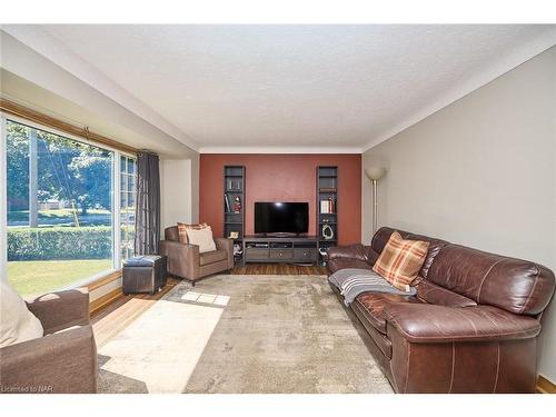 51 Aquadale Drive, St. Catharines, ON - Indoor Photo Showing Living Room