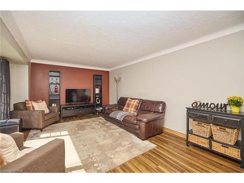51 Aquadale Drive, St. Catharines, ON - Indoor Photo Showing Living Room