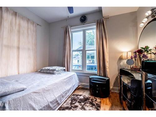 5047 Crysler Avenue, Niagara Falls, ON - Indoor Photo Showing Bedroom