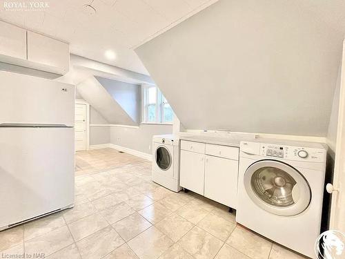 5047 Crysler Avenue, Niagara Falls, ON - Indoor Photo Showing Laundry Room