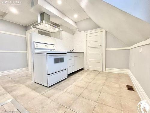 5047 Crysler Avenue, Niagara Falls, ON - Indoor Photo Showing Kitchen