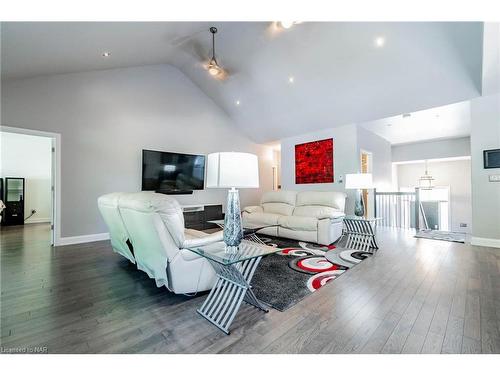 5031 River Road, Niagara Falls, ON - Indoor Photo Showing Living Room