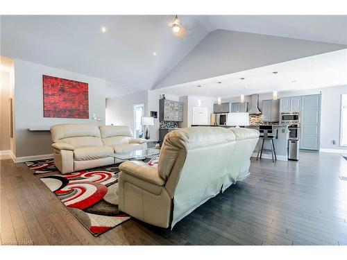 5031 River Road, Niagara Falls, ON - Indoor Photo Showing Living Room