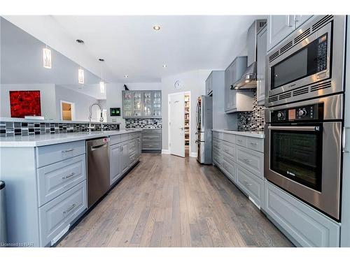 5031 River Road, Niagara Falls, ON - Indoor Photo Showing Kitchen With Upgraded Kitchen