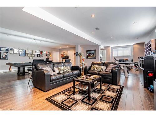 5031 River Road, Niagara Falls, ON - Indoor Photo Showing Living Room