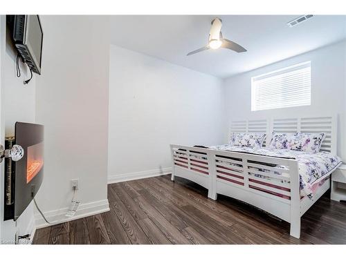 5031 River Road, Niagara Falls, ON - Indoor Photo Showing Bedroom