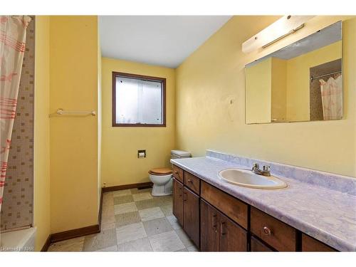 13041 Lakeshore Road, Wainfleet, ON - Indoor Photo Showing Bathroom