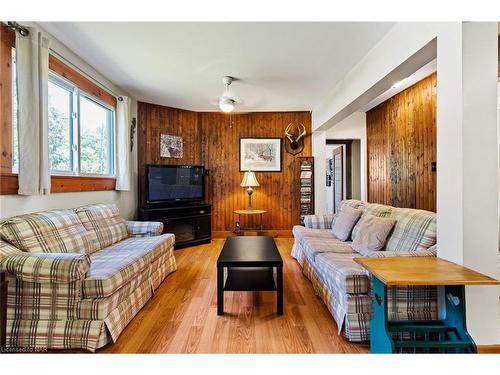 10567 Maplewood Drive, Wainfleet, ON - Indoor Photo Showing Living Room