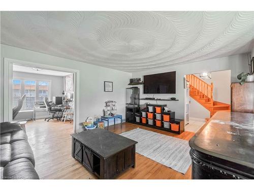 6736 Buckingham Drive, Niagara Falls, ON - Indoor Photo Showing Living Room