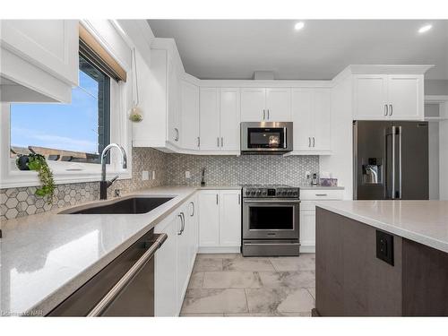 31 Secord Street, Thorold, ON - Indoor Photo Showing Kitchen With Stainless Steel Kitchen With Upgraded Kitchen