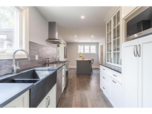 96 South Drive, St. Catharines, ON - Indoor Photo Showing Kitchen With Double Sink With Upgraded Kitchen