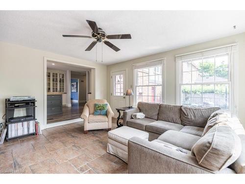 96 South Drive, St. Catharines, ON - Indoor Photo Showing Living Room