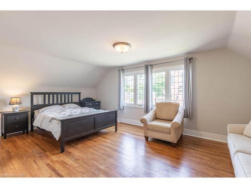 96 South Drive, St. Catharines, ON - Indoor Photo Showing Bedroom