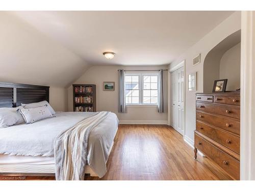 96 South Drive, St. Catharines, ON - Indoor Photo Showing Bedroom