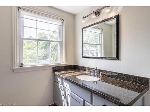 96 South Drive, St. Catharines, ON - Indoor Photo Showing Bathroom