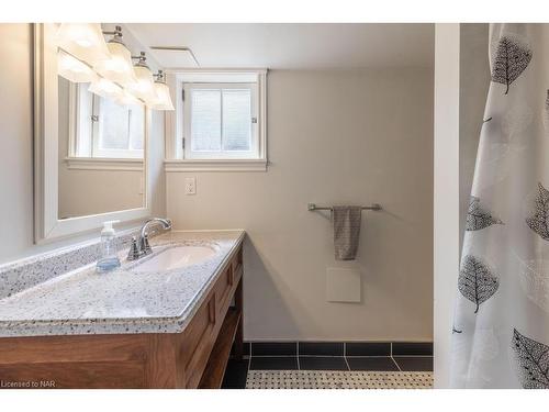 96 South Drive, St. Catharines, ON - Indoor Photo Showing Bathroom