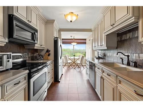 506-3 Towering Heights Boulevard, St. Catharines, ON - Indoor Photo Showing Kitchen With Double Sink With Upgraded Kitchen