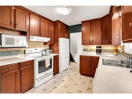 305 Centre Street, Niagara-On-The-Lake, ON - Indoor Photo Showing Kitchen With Double Sink