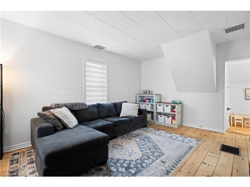 62 Louisa Street, St. Catharines, ON - Indoor Photo Showing Living Room