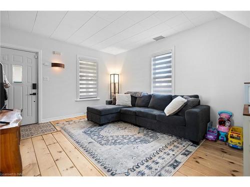 62 Louisa Street, St. Catharines, ON - Indoor Photo Showing Living Room