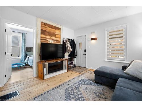 62 Louisa Street, St. Catharines, ON - Indoor Photo Showing Living Room