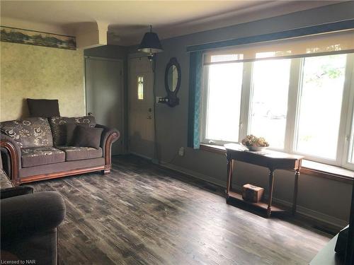 2032 3Rd Con Road, Port Colborne, ON - Indoor Photo Showing Living Room