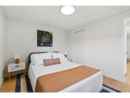6763 Cooper Drive, Niagara Falls, ON - Indoor Photo Showing Bedroom