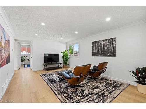 6763 Cooper Drive, Niagara Falls, ON - Indoor Photo Showing Living Room