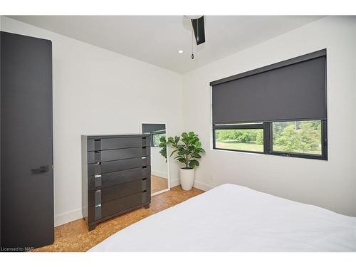 1508 Gregory Road, St. Catharines, ON - Indoor Photo Showing Bedroom