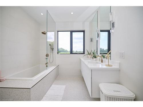 1508 Gregory Road, St. Catharines, ON - Indoor Photo Showing Bathroom