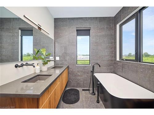 1508 Gregory Road, St. Catharines, ON - Indoor Photo Showing Bathroom