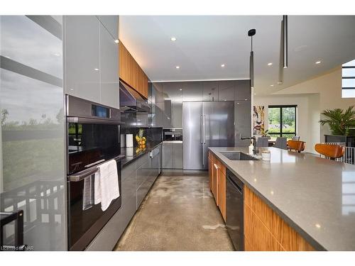 1508 Gregory Road, St. Catharines, ON - Indoor Photo Showing Kitchen With Upgraded Kitchen