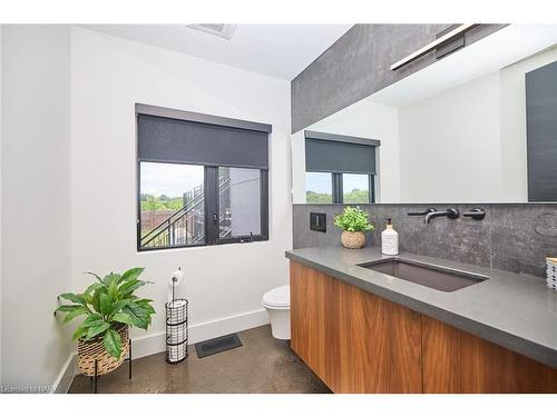 1508 Gregory Road, St. Catharines, ON - Indoor Photo Showing Bathroom