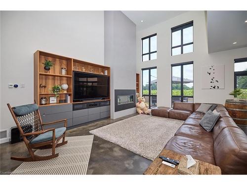 1508 Gregory Road, St. Catharines, ON - Indoor Photo Showing Living Room With Fireplace