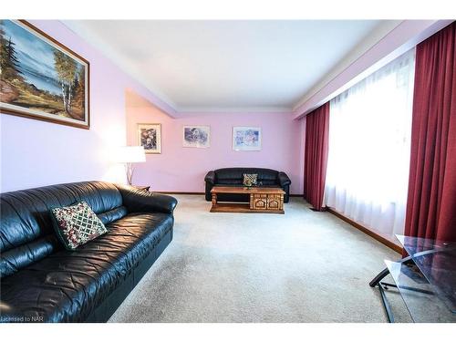 24 Shade Tree Crescent, St. Catharines, ON - Indoor Photo Showing Living Room