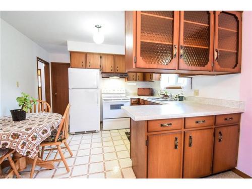 24 Shade Tree Crescent, St. Catharines, ON - Indoor Photo Showing Kitchen With Double Sink