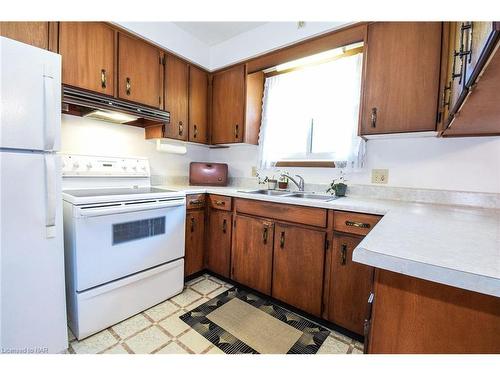 24 Shade Tree Crescent, St. Catharines, ON - Indoor Photo Showing Kitchen With Double Sink