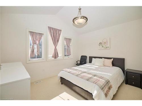 13 Winterberry Blvd Boulevard, Thorold, ON - Indoor Photo Showing Bedroom