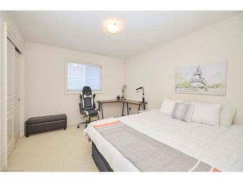 13 Winterberry Blvd Boulevard, Thorold, ON - Indoor Photo Showing Bedroom