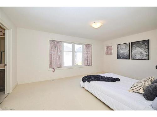 13 Winterberry Blvd Boulevard, Thorold, ON - Indoor Photo Showing Bedroom