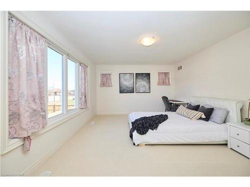 13 Winterberry Blvd Boulevard, Thorold, ON - Indoor Photo Showing Bedroom