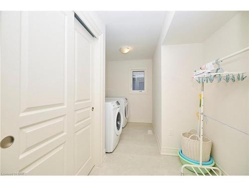 13 Winterberry Blvd Boulevard, Thorold, ON - Indoor Photo Showing Laundry Room