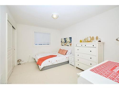 13 Winterberry Blvd Boulevard, Thorold, ON - Indoor Photo Showing Bedroom