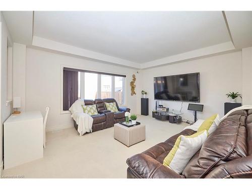 13 Winterberry Blvd Boulevard, Thorold, ON - Indoor Photo Showing Living Room