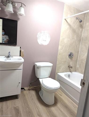 4597 Cataract Avenue, Niagara Falls, ON - Indoor Photo Showing Bathroom