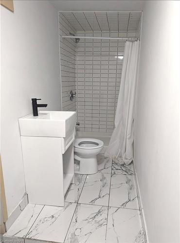 4597 Cataract Avenue, Niagara Falls, ON - Indoor Photo Showing Bathroom