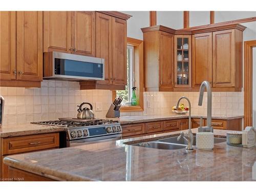 26 Kingsway Street, Welland, ON - Indoor Photo Showing Kitchen With Double Sink With Upgraded Kitchen