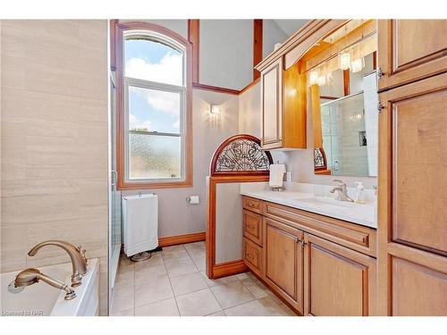 26 Kingsway Street, Welland, ON - Indoor Photo Showing Bathroom